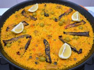 Paella de arroz con pollo al ajillo | Javier Romero